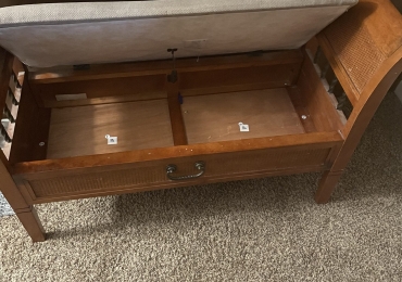 Entrance bench with storage